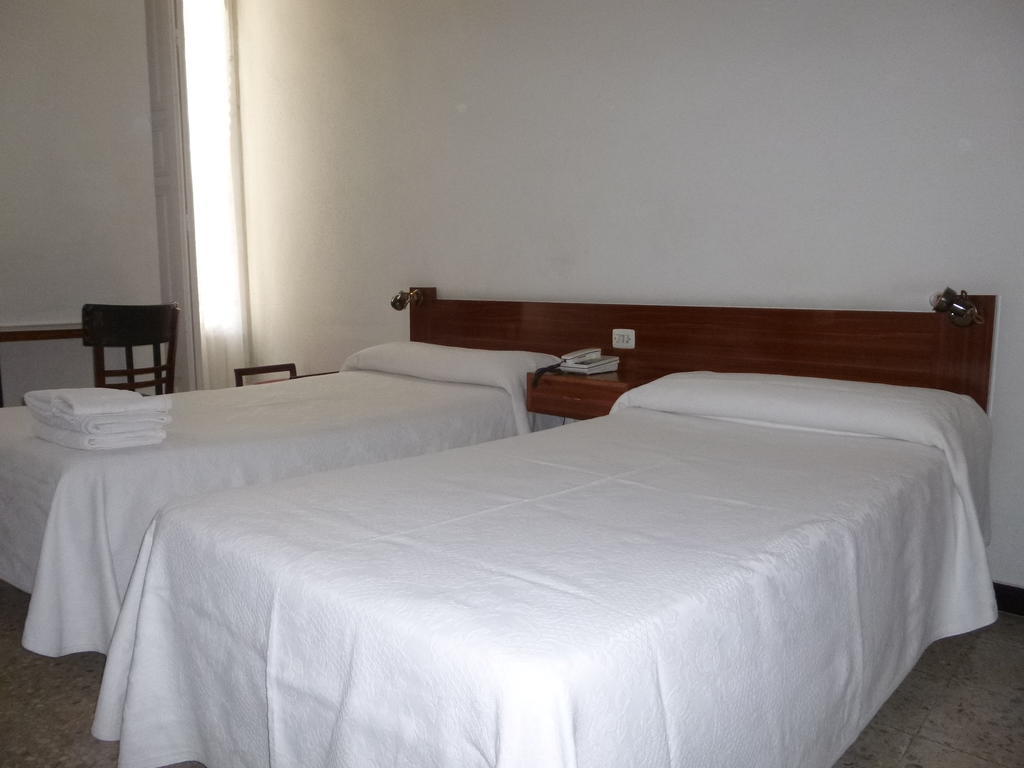 Hostal Americano Madrid Room photo